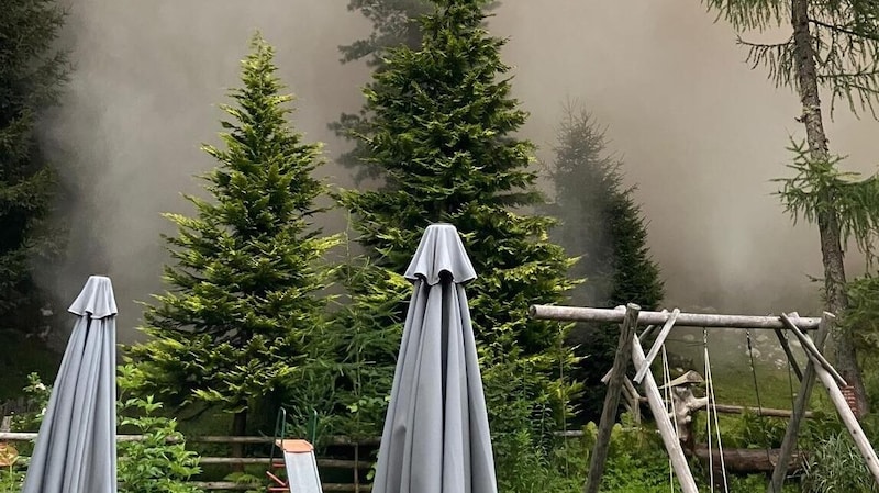 Die Staublawine ging direkt am Gastgarten der Hütte vorbei. (Bild: FF Neukirchen/Großvenediger)