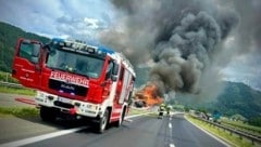 Die Rauchentwicklung auf der Autobahn war gewaltig. (Bild: FF Traboch-Timmersdorf/Madstein-Stadlhof)