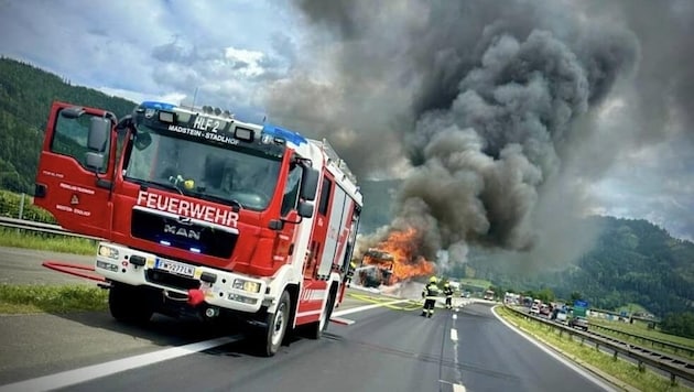 Die Rauchentwicklung auf der Autobahn war gewaltig. (Bild: FF Traboch-Timmersdorf/Madstein-Stadlhof)