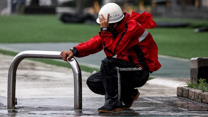 The heavy squalls made progress difficult. (Bild: APA/AFP/I-Hwa CHENG)