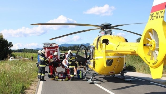 Der Rettungshubschrauber landete direkt bei der Unfallstelle. (Bild: FF Kaindorf)