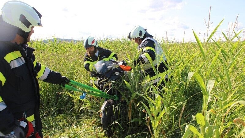 The motorcycle ended up in the field. (Bild: FF Kaindorf)