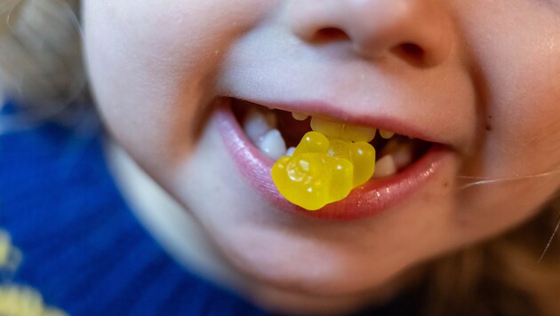 Bei einem Test zeigte sich: 20 der geprüften Produkte sind mit mehr als vier verschiedenen Vitaminen und/oder Mineralstoffen versetzt. (Bild: APA/dpa/Hendrik Schmidt)