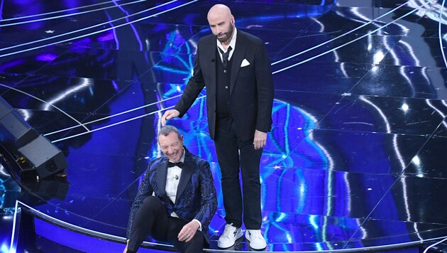 John Travolta und Show-Host Amadeus beim Sanremo-Musikfestival (Bild: picturedesk.com/Maurizio D‘Avanzo / PA)