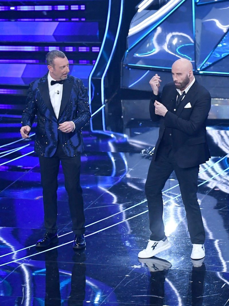 John Travolta tanzt mit Show-Host Amadeus beim Sanremo-Musikfestival (Bild: picturedesk.com/Maurizio D‘Avanzo / PA)