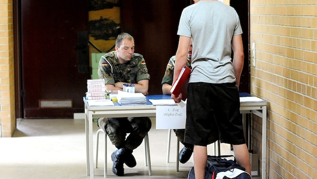 Aufnahmeprozedere eines frisch eingerückten Rekruten (Bild: APA/dpa/Maurizio Gambarini)