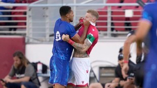 Levi Colwill (links) gerät mit James McClean aneinander. 