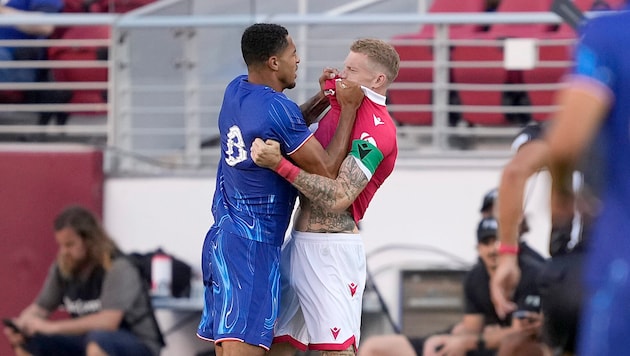 Levi Colwill (left) clashes with James McClean. (Bild: AP ( via APA) Austria Presse Agentur/ASSOCIATED PRESS)