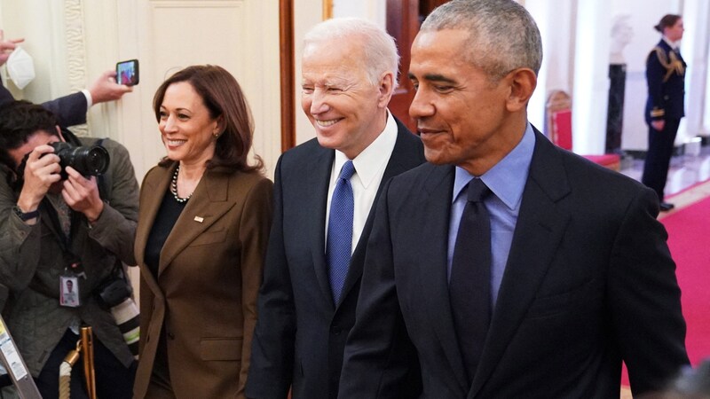 Angaben zufolge hat Harris genügend Delegiertenstimmen sicher, um von der Partei als Präsidentschaftskandidatin für die Wahl im November nominiert zu werden. Im Bild: Harris, Biden und Obama  (Bild: AFP)