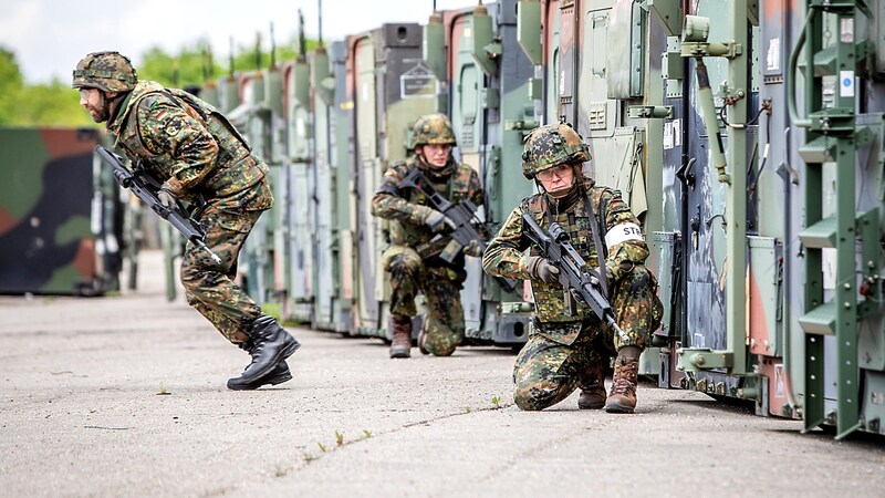 Das Verteidigungsministerium in Berlin betont, dass minderjährige Soldatinnen und Soldaten grundsätzlich nicht in den Einsatz geschickt würden. (Bild: APA/dpa/Christoph Schmidt)