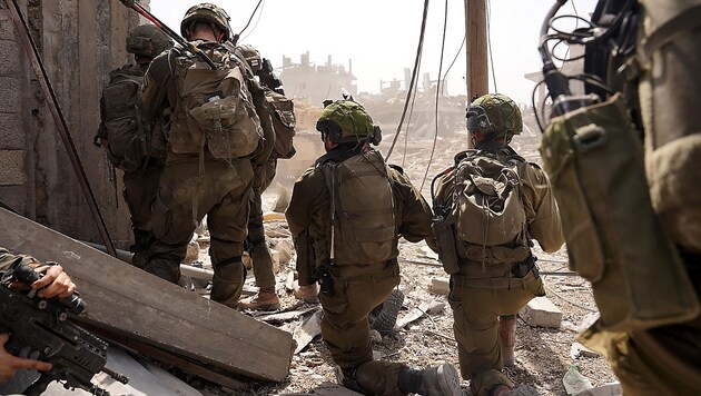 Israeli soldiers in the Gaza Strip (Bild: APA/AFP/Israeli Army)