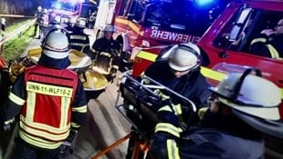 Rettungskräfte bei einem Einsatz auf der A44 (Bild: APA/Daniel Schröder (Archivbild))