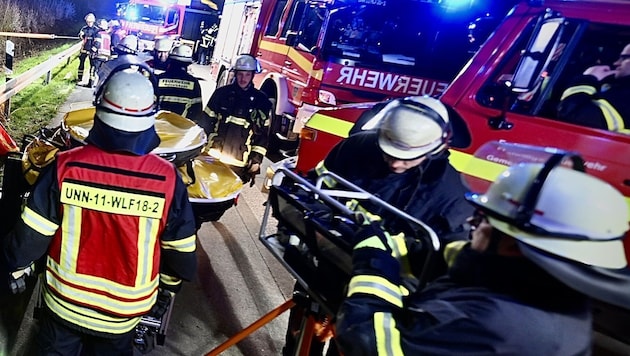 Rescue workers at an operation on the A44 (Bild: APA/Daniel Schröder (Archivbild))