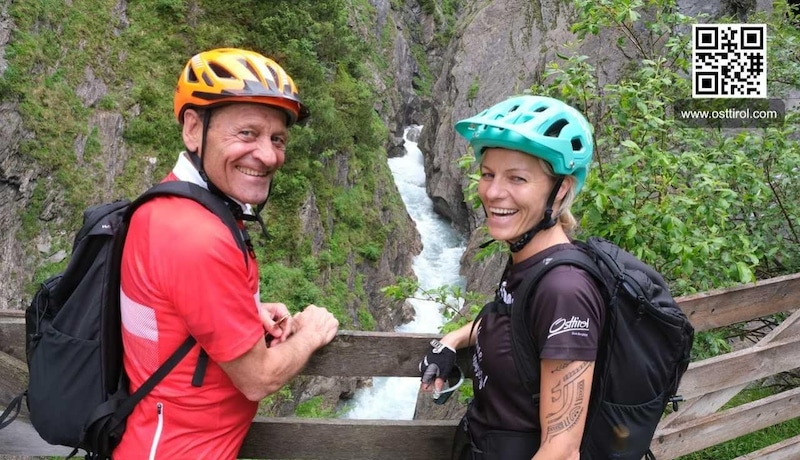 Franz Posch und Verena Weiler vom TVB Osttirol, die uns perfekt begleitete, mit Blick auf die Dabaklamm. (Bild: Silberberger Toni)