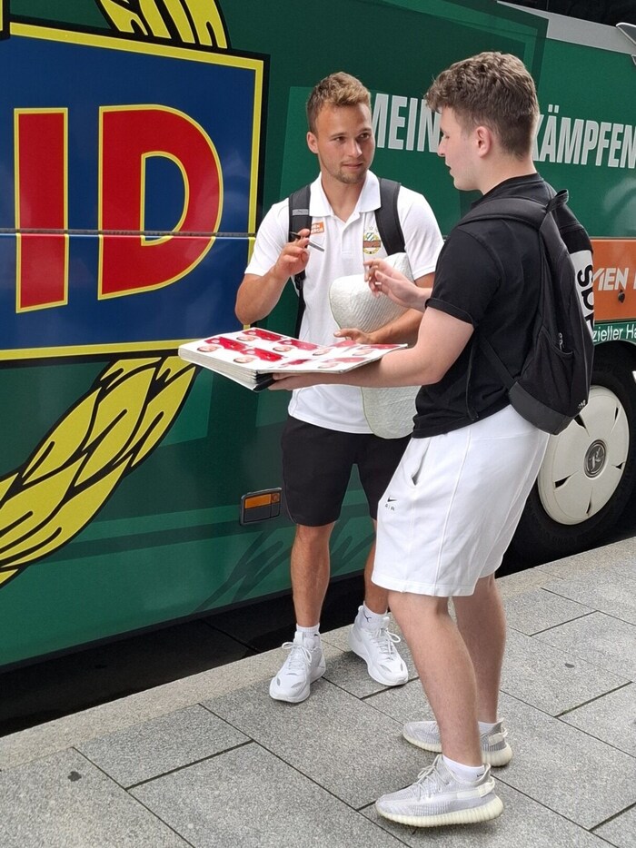 Kapitän Matthias Seidl wurde bei der Ankunft um Autogramme gebeten.