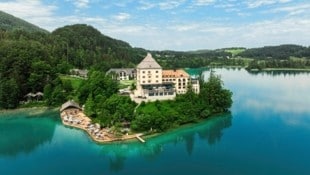 Wie im Märchen – das luxuriöse Rosewood Schloss Fuschl wurde nach fast zweijähriger Renovierung rechtzeitig vor den Salzburger Festspielen 2024 wieder eröffnet. Die Restaurants stehen auch einem Publikum offen, das nicht in einem der 98 Zimmer, Suiten und Chalets nächtigt. Ein Hideaway in schönster Lage direkt am See. (Bild: Attribution-ShareAlike 4.0 International)