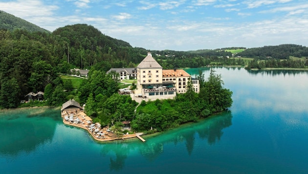 Just like in a fairy tale - the luxurious Rosewood Schloss Fuschl was reopened after almost two years of renovation in time for the 2024 Salzburg Festival. The restaurants are also open to guests who are not staying in one of the 98 rooms, suites and chalets. A hideaway in a beautiful location directly on the lake. (Bild: Attribution-ShareAlike 4.0 International)