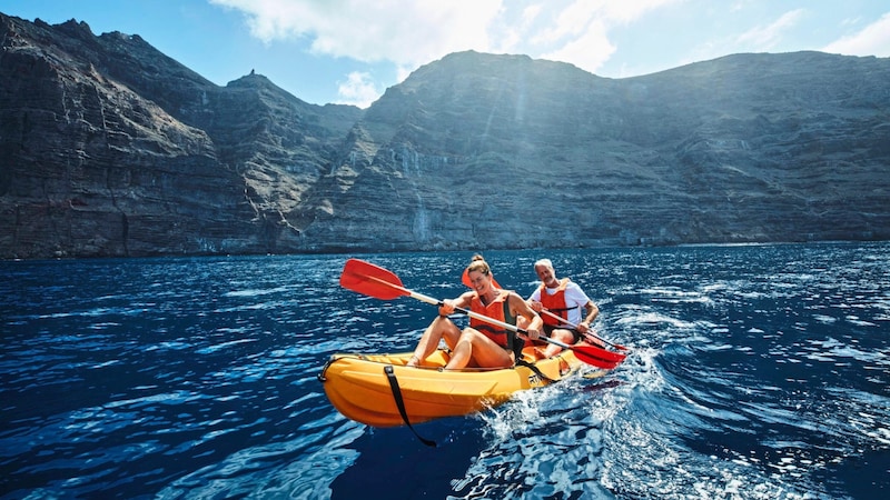 Die Los Gigantes besucht man einfach per Kajak. (Bild: Turismo de Tenerife)