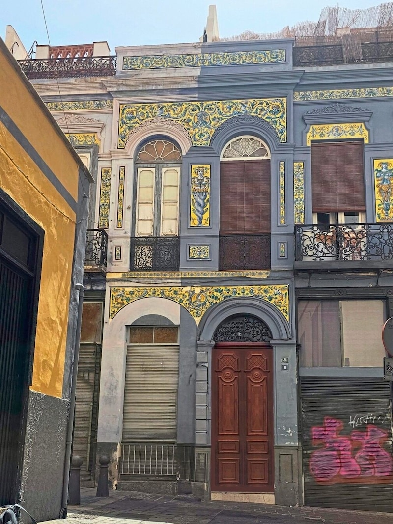 Artfully decorated facades attract attention in the side streets of Santa Cruz. (Bild: Ed Ricker)