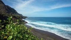 Playa del Socorro mit schwarzem Vulkansand. (Bild: Turismo de Tenerife)