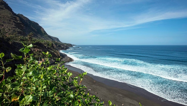 Playa del Socorro with black volcanic sand. (Bild: Turismo de Tenerife)