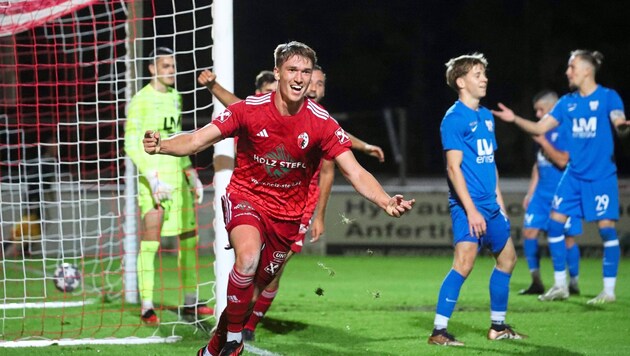 Lukas Buchegger celebrates a professional contract. (Bild: Tröster Andreas/Kronen Zeitung)