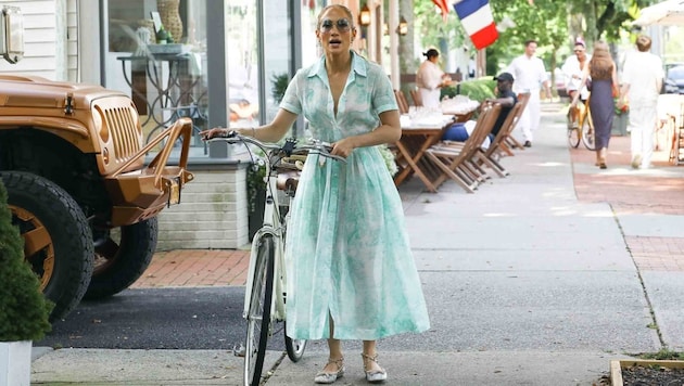 Das Foto zeigt Jennifer Lopez am 24. Juli 2024, ihrem 55. Geburtstag. Sie traf sich mit ihrem Sohn Max und Freunden zum Mittagessen im Pierre‘s in den Hamptons. (Bild: Photo Press Service/www.PPS.at)