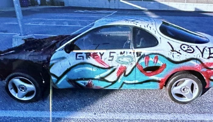 Die Aufschrift „Love“ zierte unter anderem das Auto.