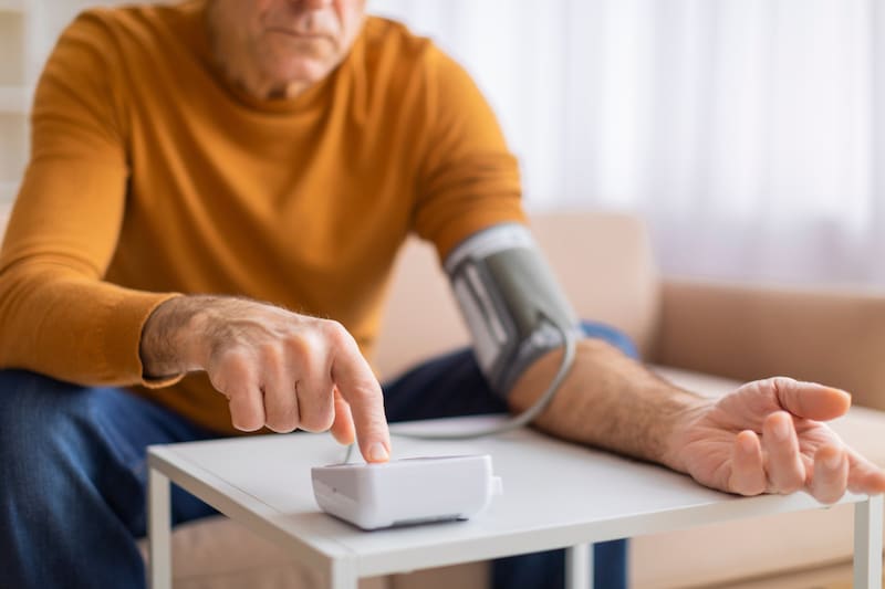 Measuring your blood pressure can be very simple. (Bild: Prostock-studio - stock.adobe.com)