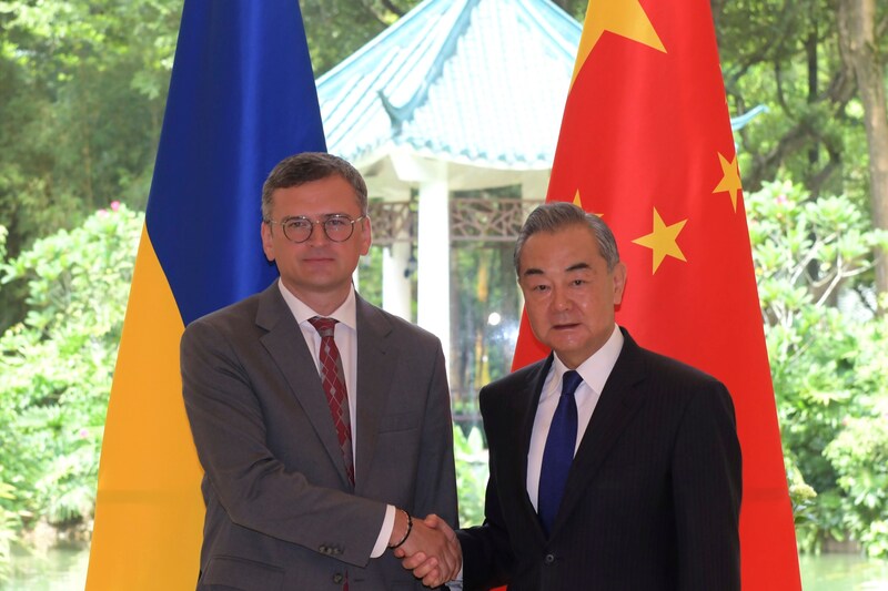 Kuleba with his counterpart Wang Yi in Beijing (Bild: AP/Xinhua)