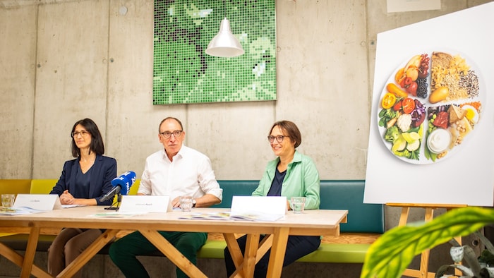 Mit Lisa Sturm (li.) und Ilonka Horvath (re.) präsentierte der Minister seine neue ...