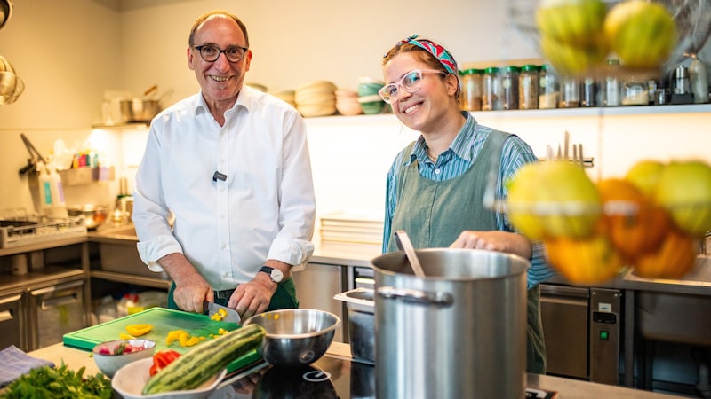 For Johannes Rauch, cooking for yourself is the key to greater awareness and nutritional competence. (Bild: BMSGPK)