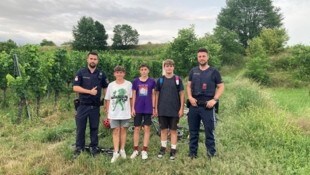 Ben, Armin und Patrick (v. li.) mit den Polizisten Martin H. (li.) und Sebastian G. nach der ...