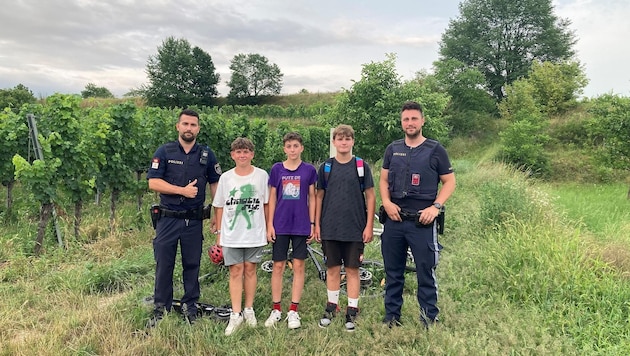 Ben, Armin und Patrick (v. li.) mit den Polizisten Martin H. (li.) und Sebastian G. nach der ...