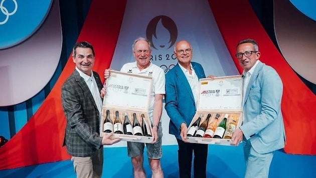 Ursin Haus Managing Director Wolfgang Schwarz and Chairman Leopold Groiß handed over the first samples to ÖOC President Karl Stoss and Secretary General Peter Mennel at the "Farewell Party" in Vienna. (Bild: ÖOC / Niklas Stadler)