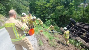 Die Bergung des Lkw gestaltete sich schwierig. Im Einsatz stand auch die Feuerwehr. (Bild: FF Oetzerau, Krone KREATIV)