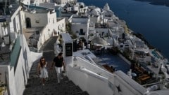 Santorin ist ein beliebtes Urlaubsziel – derzeit flüchten die Touristen von der Insel. (Bild: AFP/ARIS MESSINIS)