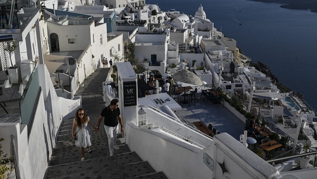 Santorini is a popular vacation destination - tourists are currently fleeing the island. (Bild: ARIS MESSINIS)