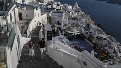 Santorin ist ein beliebtes Urlaubsziel – derzeit flüchten die Touristen von der Insel. (Bild: ARIS MESSINIS)