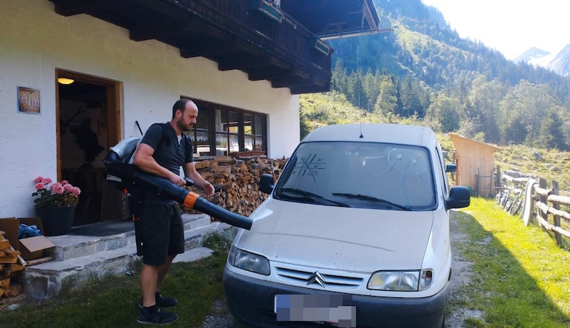 Hüttenwirt Kaiser musste die Hütte und ihre Umgebung vom Staub des Felssturzes befreien. (Bild: FF Neukirchen/Großvenediger, Krone KREATIV)