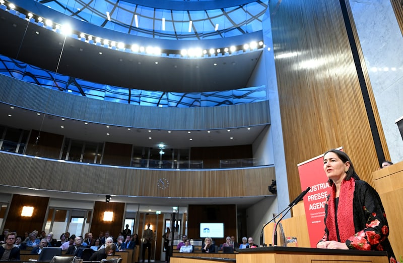 Föderl-Schmid während einer Podiumsdiskussion im Parlament (Bild: APA/ROLAND SCHLAGER)