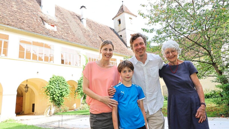 Eigentümerfamilie Hamker begrüßt die „Krone“ im revitalisierten Schloss Feistritz in Ilz, dessen Grundstein die Hochfreien von Feistritz-Traisen im 12. Jahrhundert gelegt hatten. (Bild: Jauschowetz Christian)