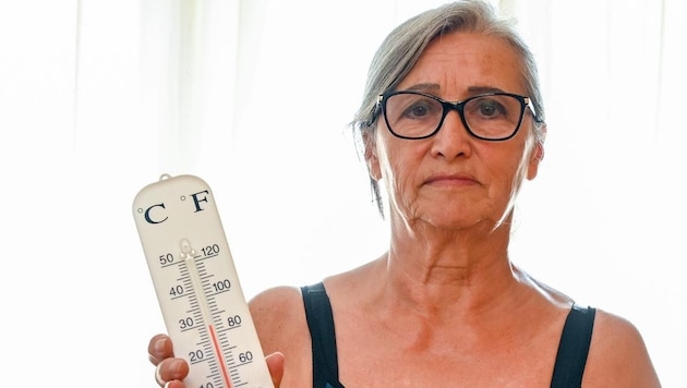 Ursula Recker in her apartment, where it gets up to 30 degrees. It is almost impossible to cool down, she is not allowed to install air conditioning. (Bild: Dostal Harald)