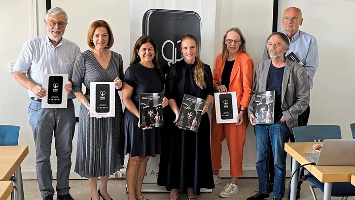 Präsentierten neuen Leitfaden für extremistische Symbole: Daniela Grabovac, Leiterin der Extremismuspräventionsstelle (Mitte), Landesrätinnen Simone Schmiedtbauer (2. v. li.) und Doris Kampus (3. v. li.) sowie Experten der Präventionsstelle. 