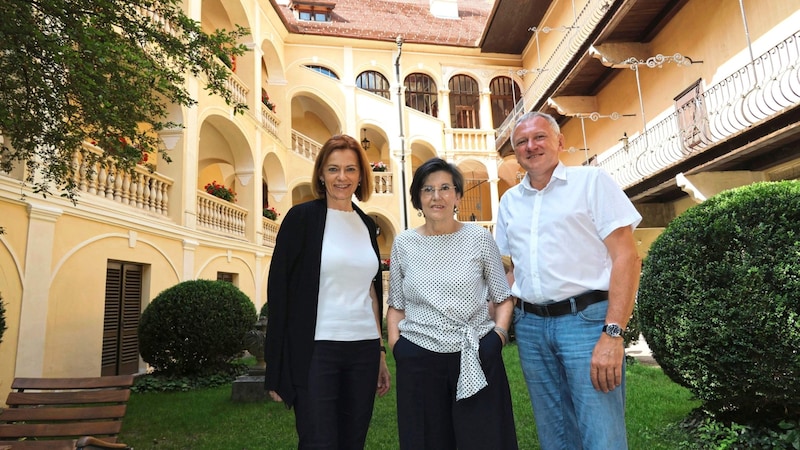 ÖVP-Wohnbaulandesrätin Simone Schmiedtbauer, Gastgeberin Brigitte Kottulinsky und Johann Fiedler, Bürgermeister von Bad Waltersdorf, im Innenhof des liebevoll revitalisierten Hochzeitsschlosses (von links). (Bild: Jauschowetz Christian)