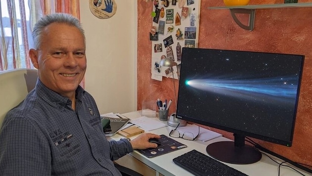 Astrophotographer Gerald Rhemann in front of one of the many fantastic images he has captured from space (Bild: zVg)