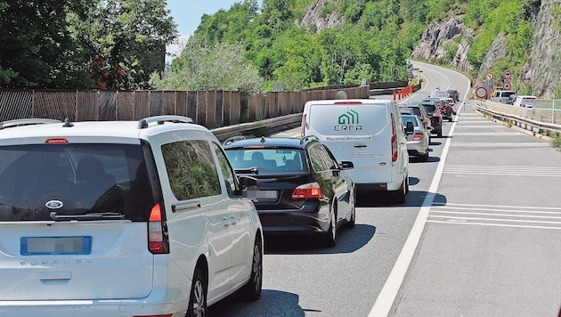 The roadworks on the Zirler Berg are a bottleneck on the Seefeld main road, which has already caused extensive traffic jams. Heavy traffic is being diverted. (Bild: Johanna Birbaumer)