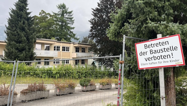 Since the sale of the hotel complex, construction site fences and prohibition signs have adorned the tourist resort. (Bild: Schwab Alexander)