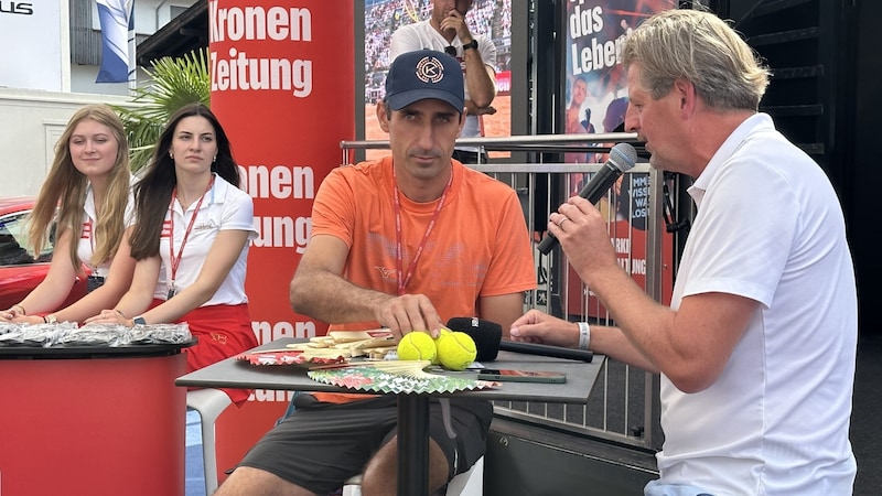 Tennisprofi Philipp Oswald mit Claus Meinert, Chefredakteur der „Tiroler Krone“, beim „Krone“-Truck in Kitzbühel. (Bild: Jasmin Steiner)