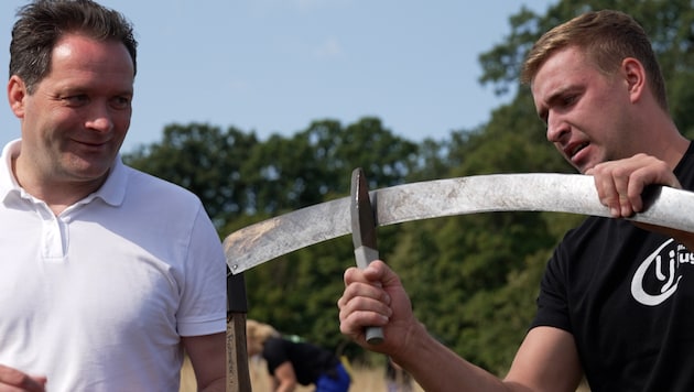 Agriculture Minister Norbert Totschnig: "You need proper training and a good diet of bacon, cheese and bread to keep you going for a whole day. Otherwise you won't get far." (Bild: krone.tv )